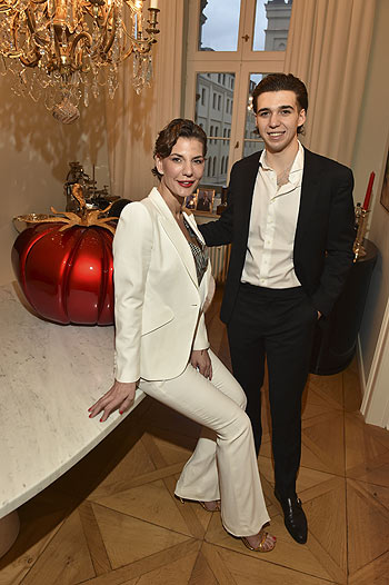 Sarah Kronsbein (Galeristin) und Sohn Dorian: Sarah Kronsbein & HERMANN luden zum Ausstellungs-Debüt Alice im Wunderland, Maximilianstrasse München am 12.03.2024 / Foto: BrauerPhotos / Goran Nitschke